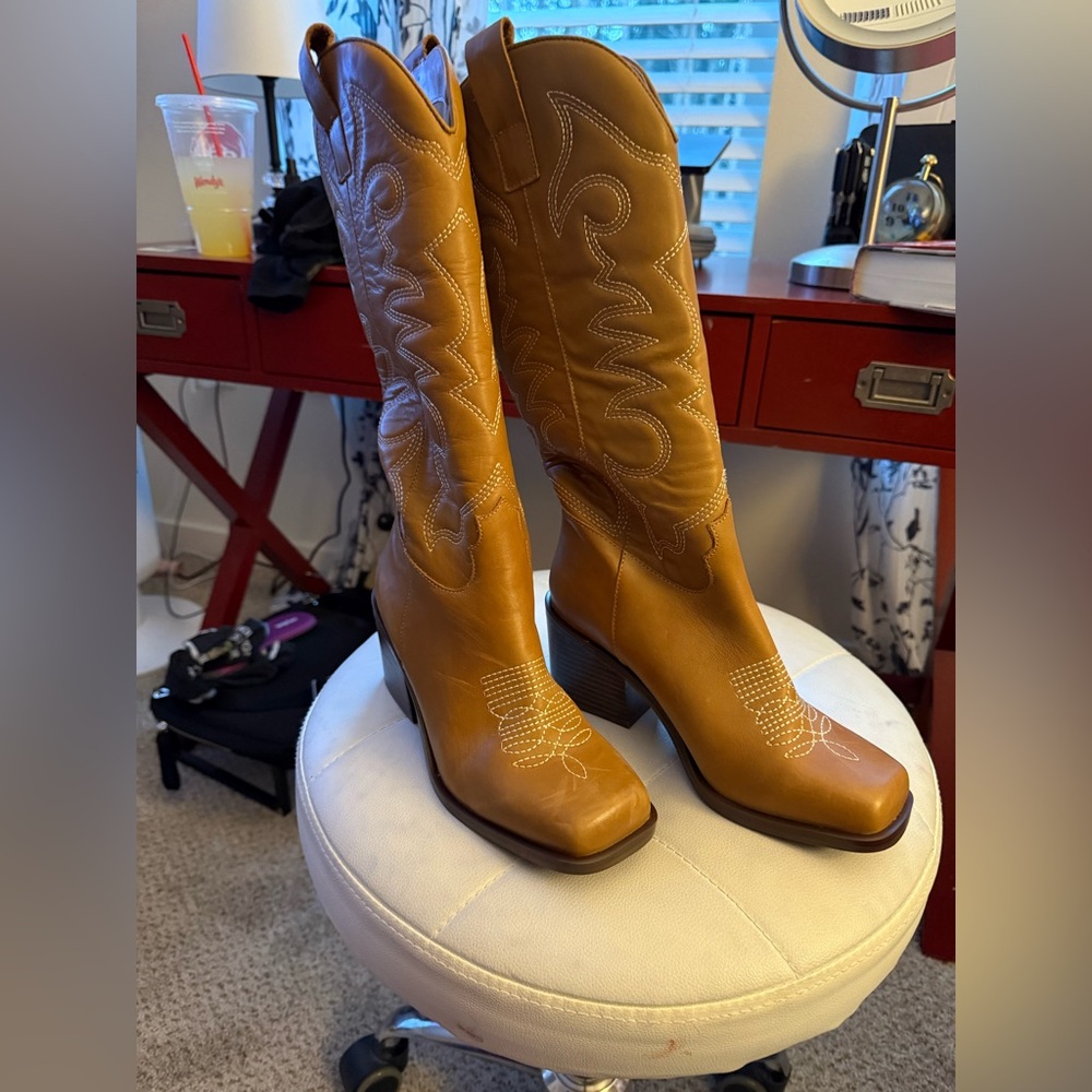 Brand new. Never used Steve Madden tan Stampede boots size 6.